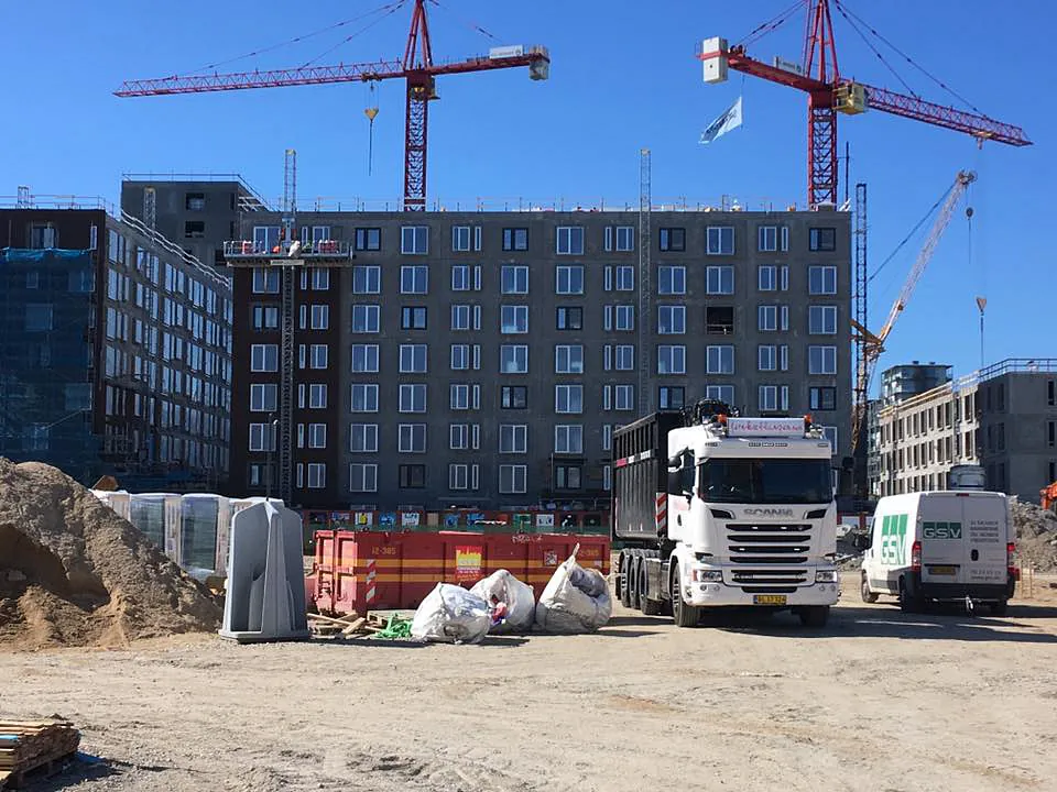 Afhentning af skrot på byggeplads