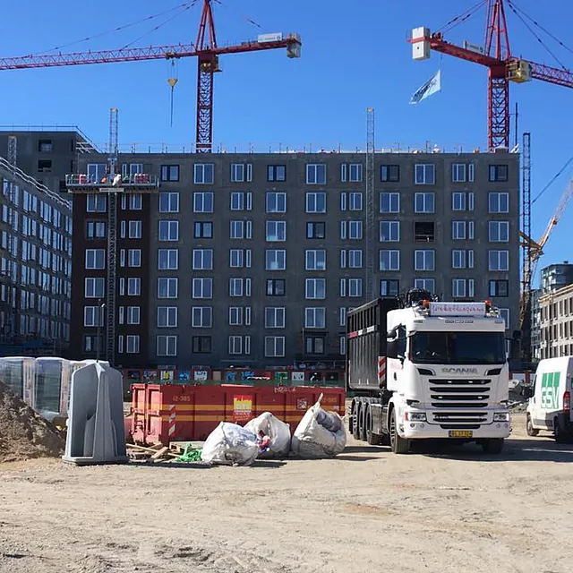 Afhentning af skrot på byggeplads